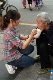 深圳最美女孩当街给残疾乞丐喂饭感动路人：莫让公众善意一次次被“消费”